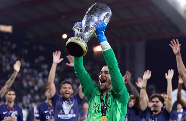 Lucas Chevalier có danh hiệu ngay trong trận ra mắt PSG.