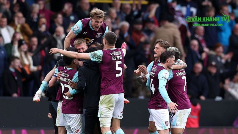 Burnley nỗ lực giành điểm trước Tottenham.