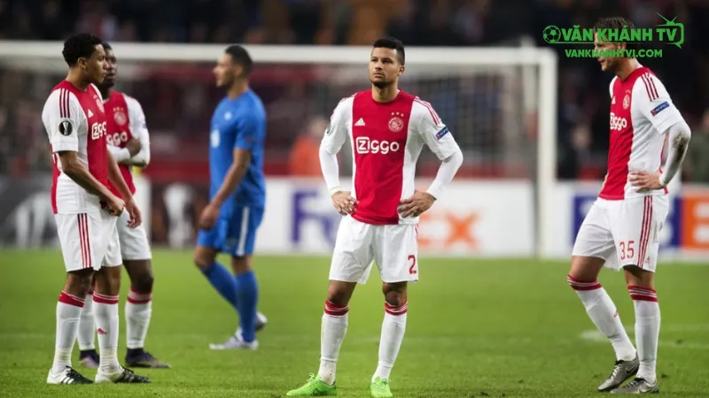 Cảm giác của một đội bóng từng vĩ đại, nhưng giờ chỉ còn là cái bóng mờ.