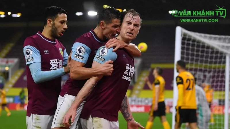 Tân binh Premier League đối mặt thử thách lớn trước Liverpool.