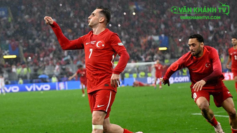 Hakan Calhanoglu dẫn dắt tuyến giữa Thổ Nhĩ Kỳ trên sân nhà La Marmara.