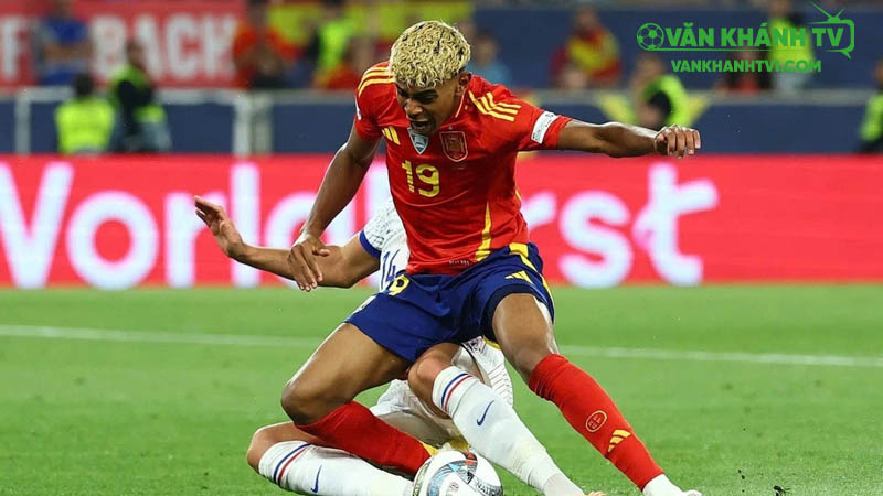 Pedri và Oyarzabal phối hợp tấn công, hướng đến mục tiêu giành chiến thắng trên đất Thổ.